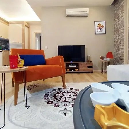 Chic Flat With Common Backyard In דירה *