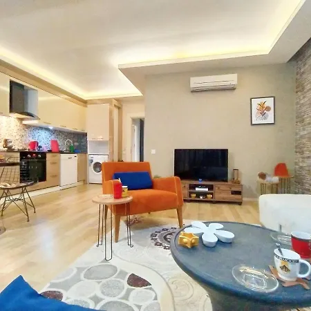 Chic Flat With Common Backyard In * אנטליה
