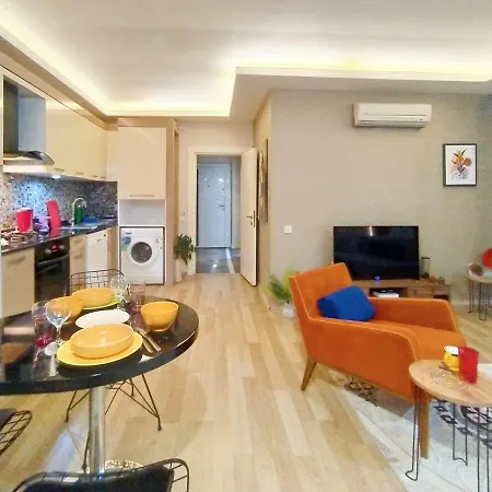 Chic Flat With Common Backyard In דירה