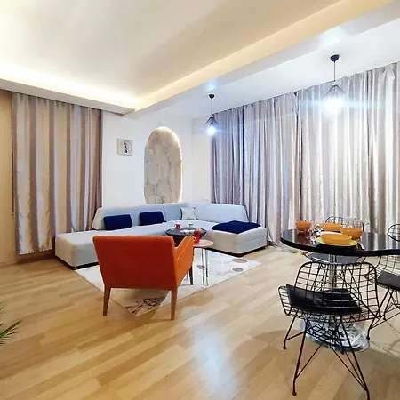 Chic Flat With Common Backyard In דירה