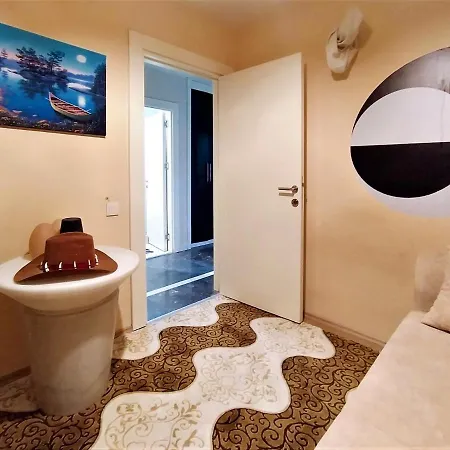 Chic Flat With Common Backyard In דירה