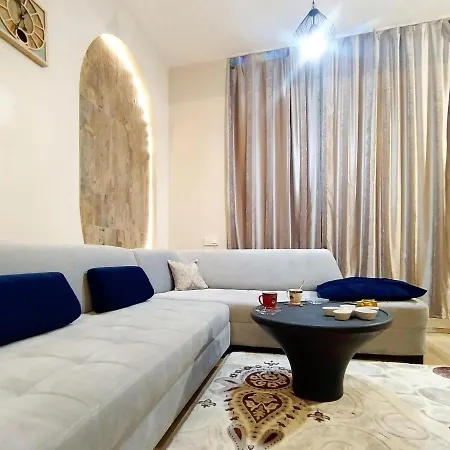 Chic Flat With Common Backyard In Lägenhet