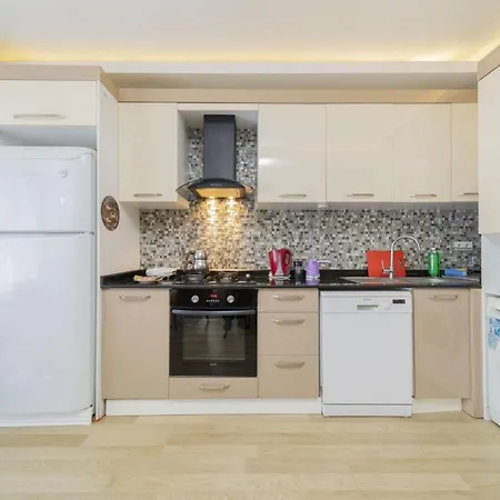 Chic Flat With Common Backyard In דירה *
