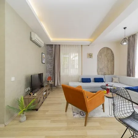 Chic Flat With Common Backyard In דירה אנטליה