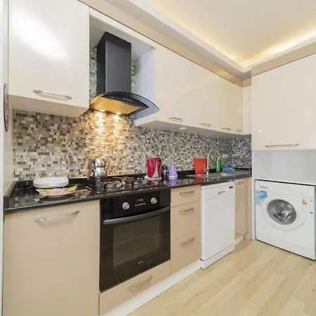 Chic Flat With Common Backyard In אנטליה