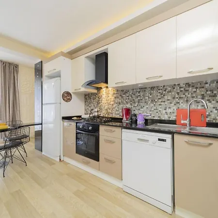 Chic Flat With Common Backyard In דירה *