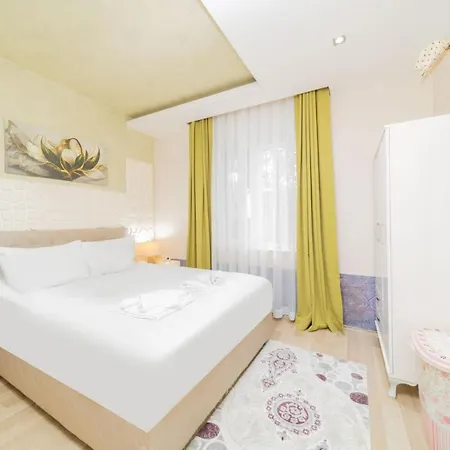 Chic Flat With Common Backyard In אנטליה